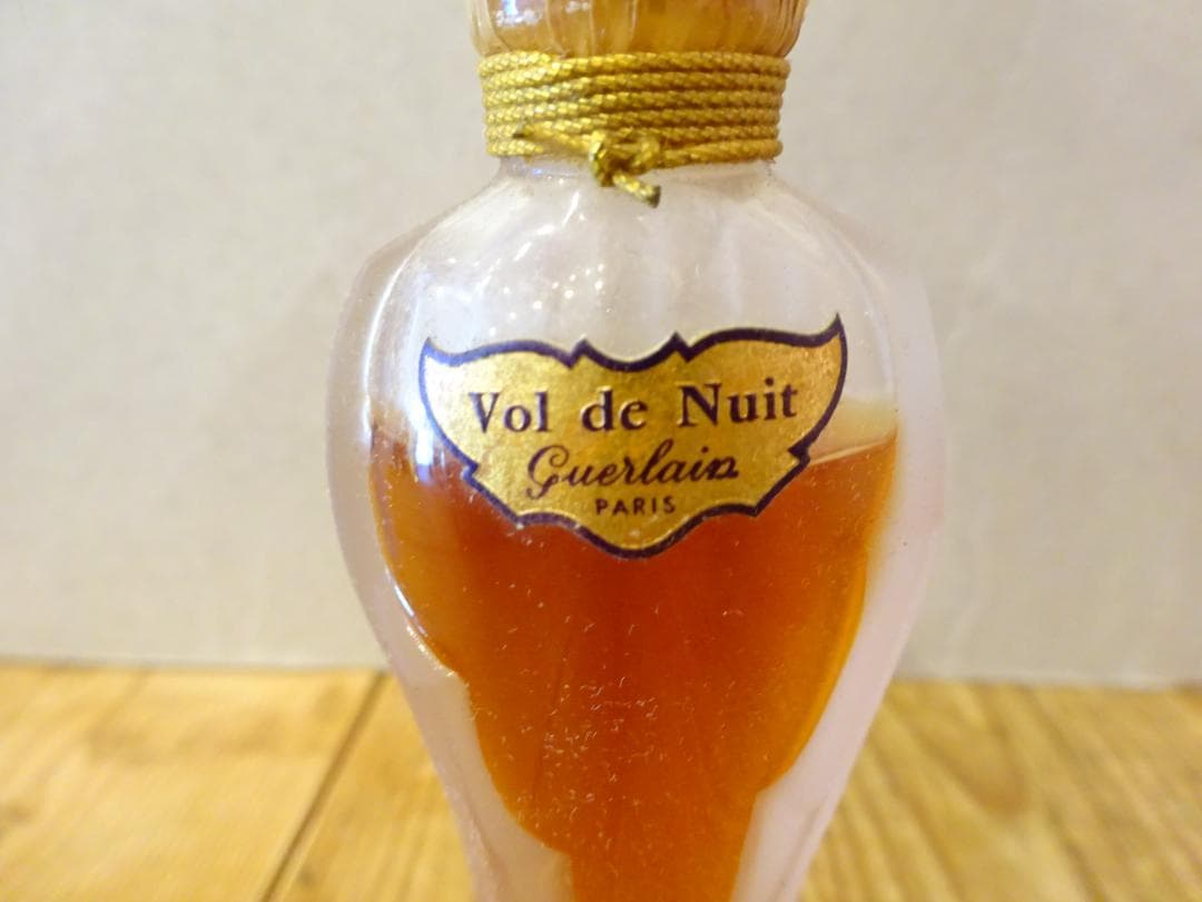 薔薇 つぼみ GUERLAIN vol.de nuit 香水 夜間飛行