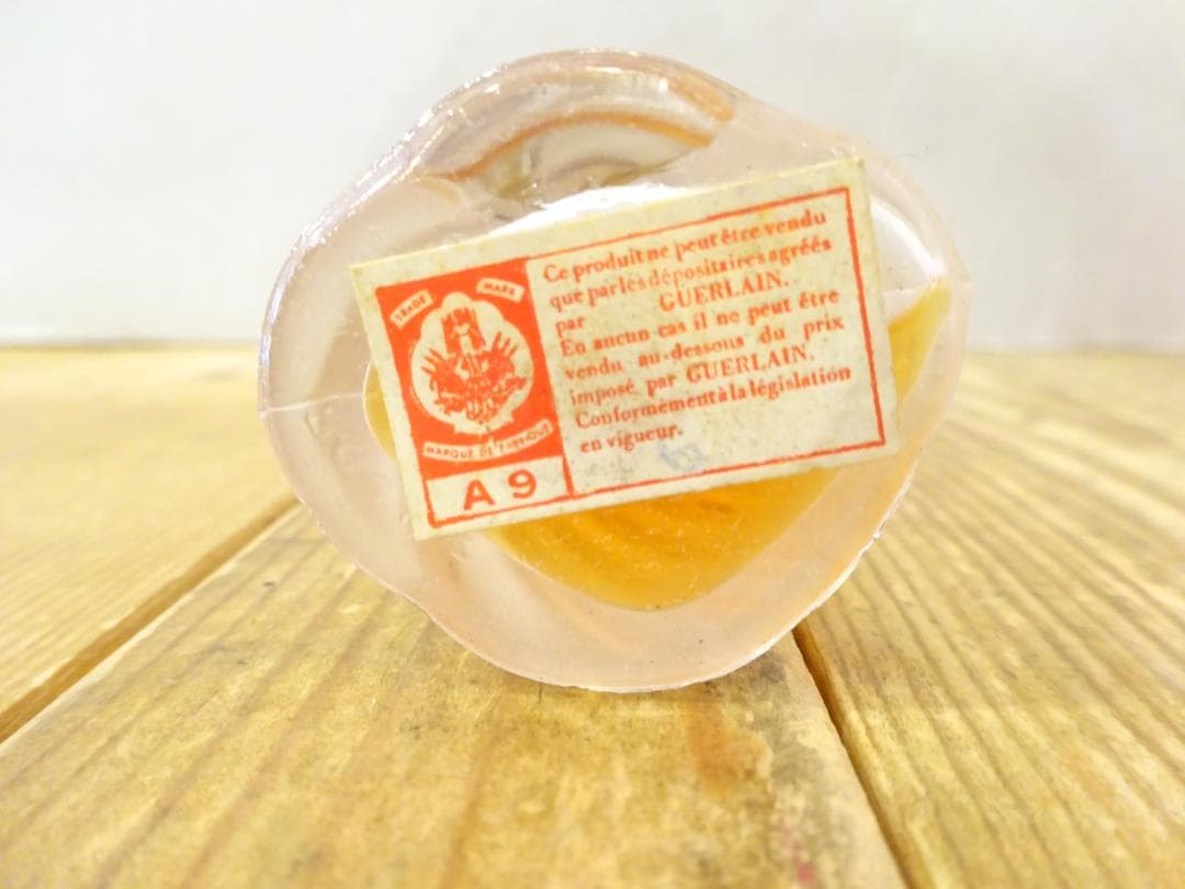 薔薇 つぼみ GUERLAIN vol.de nuit 香水 夜間飛行