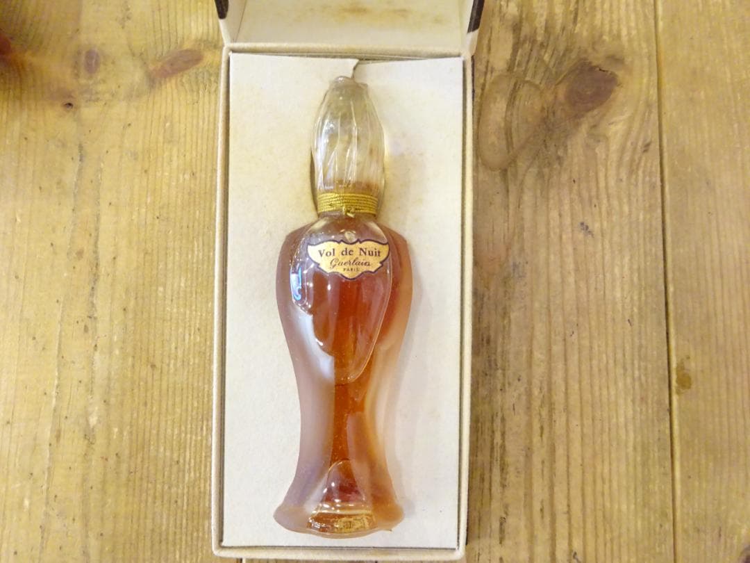 薔薇 つぼみ GUERLAIN vol.de nuit 香水 夜間飛行