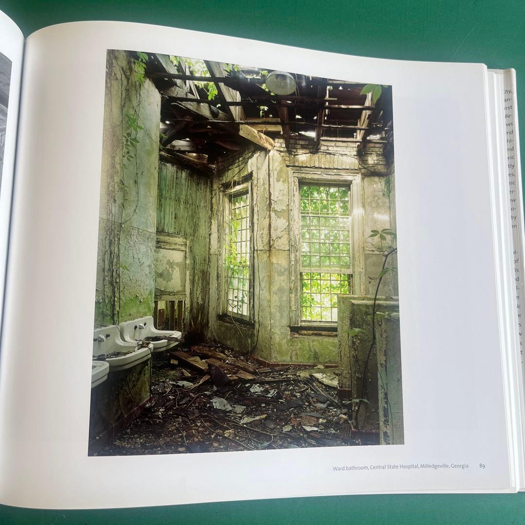 ASYLUM: Inside theClosed World写真集