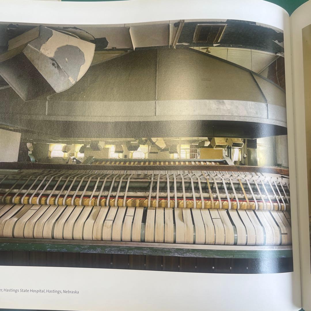 ASYLUM: Inside theClosed World写真集