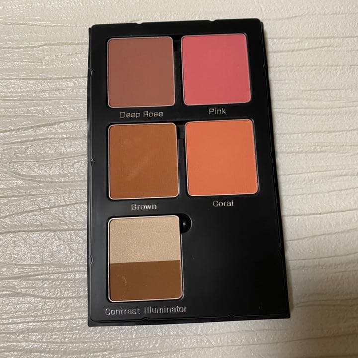 BA カラーズ　ブラッシュ&コントラスト イルミネーター　パレット