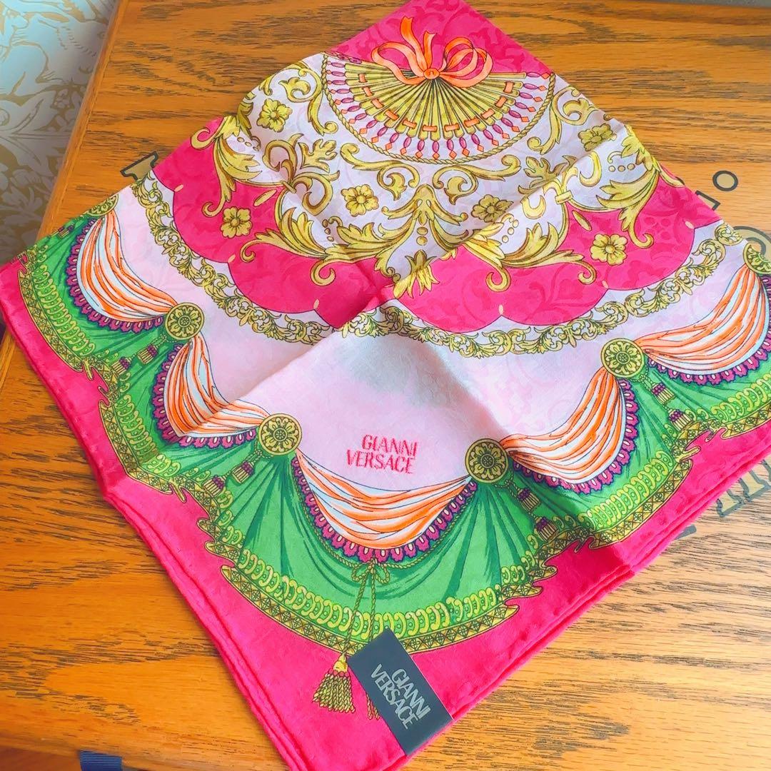 【新品】VERSACE 刺繍入り　アンティーク扇子柄　大判ハンカチ　ヴェルサーチ