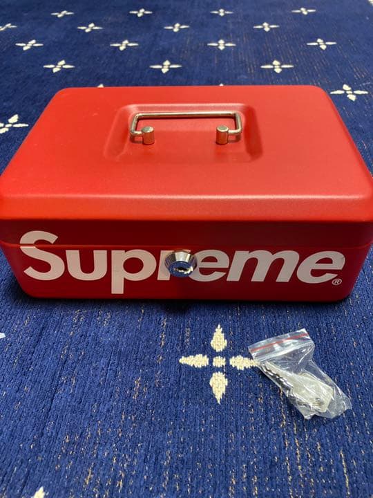 supreme シュプリーム　金庫