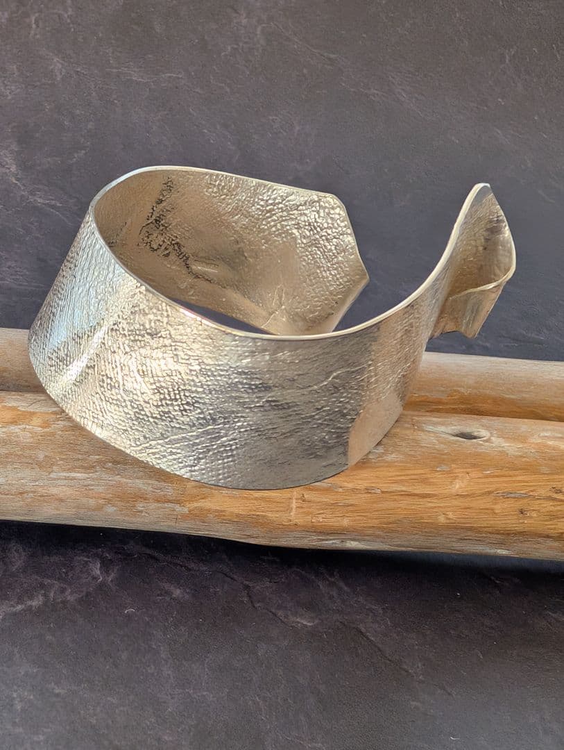 純銀　バングル　ブレスレット　彫金　シルバー製　美品