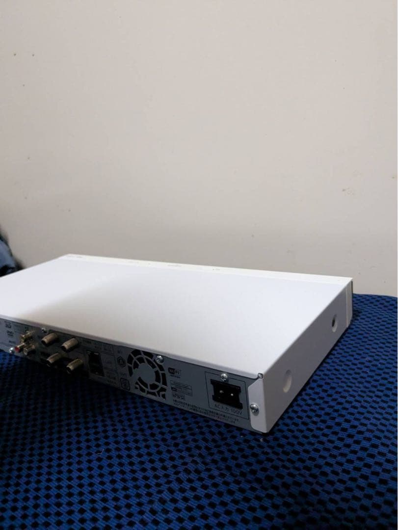 【ラスト値下げ 】SHARP ブルーレイレコーダー リモコン付き　ホワイト