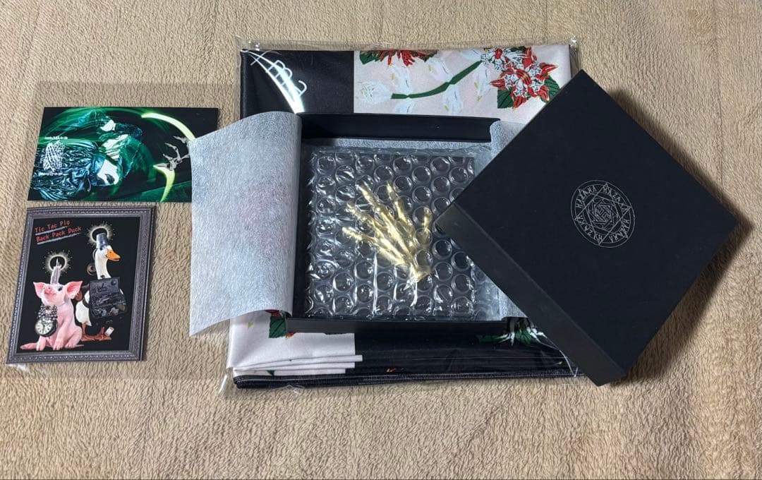 hazama 惹きずり込まれる運命のアイシャドウ　BLACK 福袋特典スカーフ