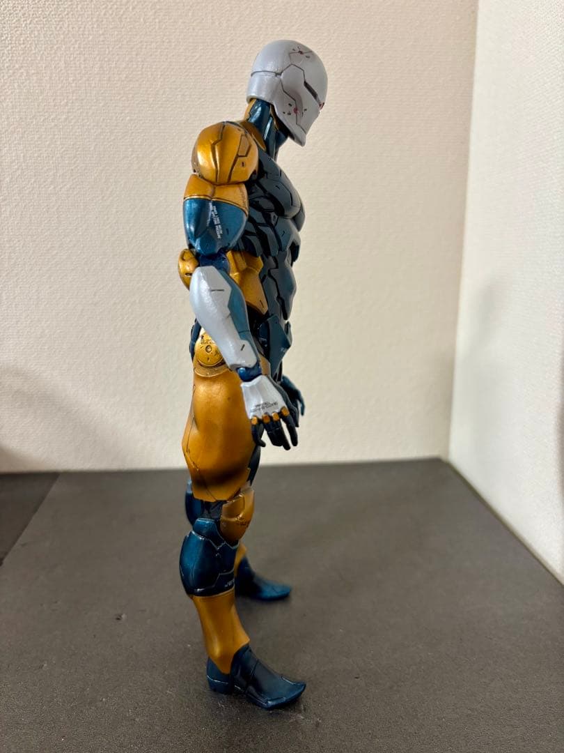 PLAY ARTS 改 サイボーグ忍者 メタルギアソリッド　フィギュア