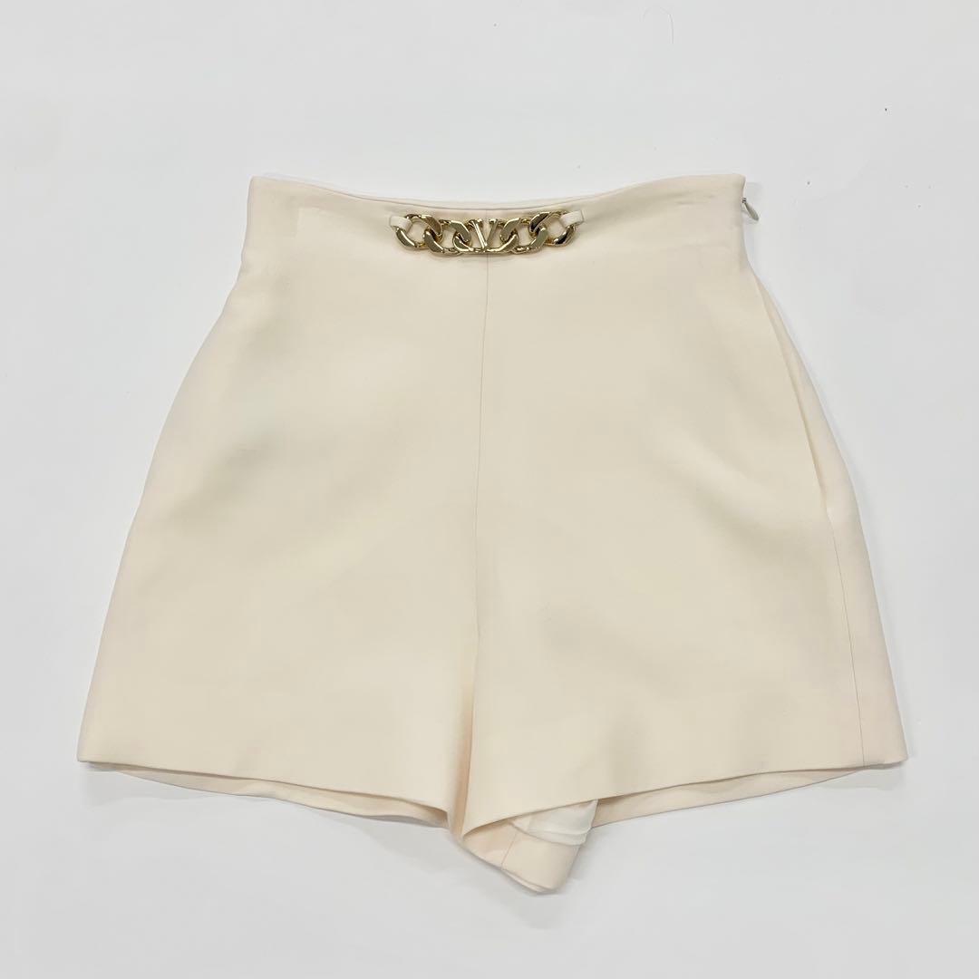 ヴァレンティノ ショートパンツ V金具 ロゴチェーン アイボリー