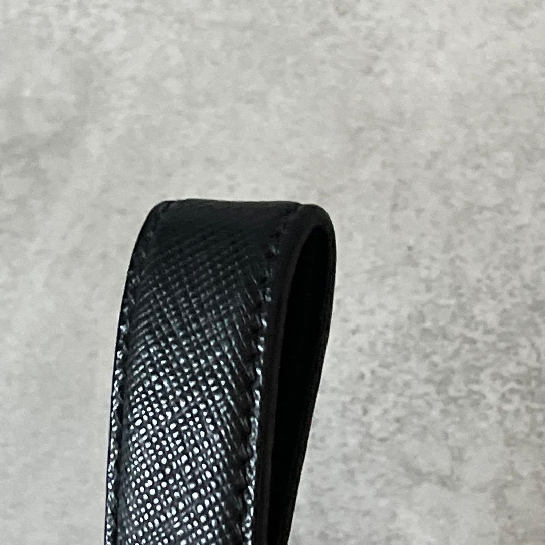 【美品】PRADA　キーホルダー　キーリング　三角ロゴ　サフィアーノレザー　黒