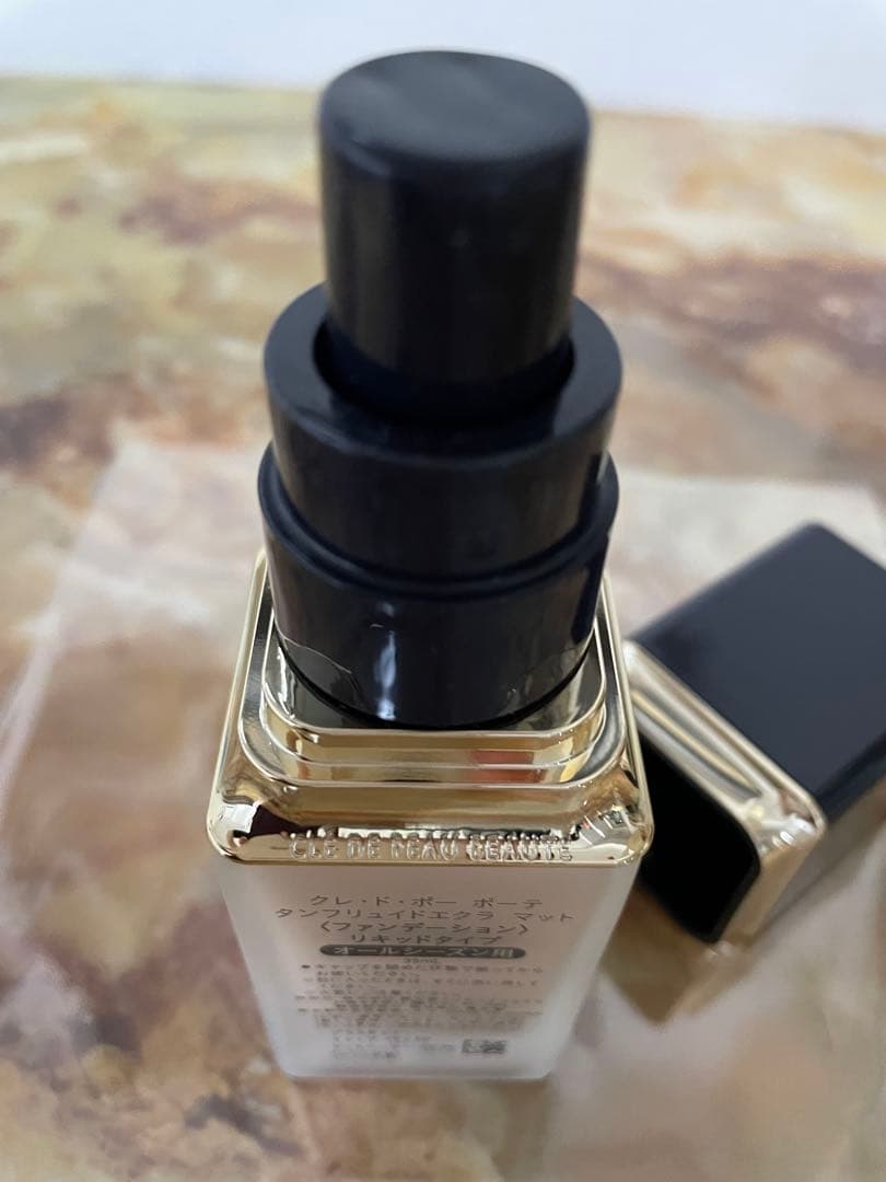 タンフリュイドエクラ マット　オークル10 クレドポーボーテ