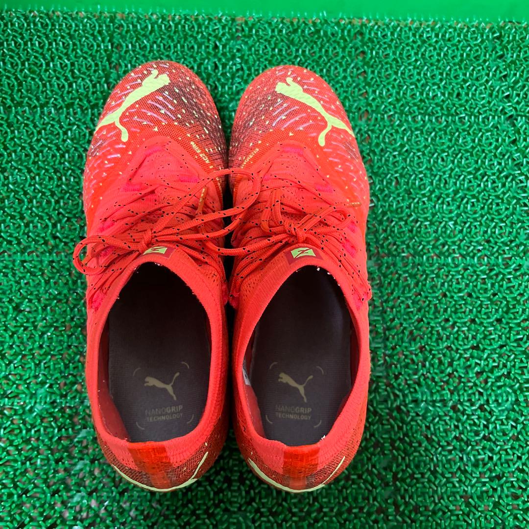 プーマ サッカースパイクフューチャーZ 1.4 HG/AG(オレンジ×イエロー)
