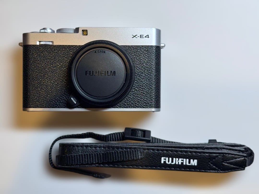FUJIFILM X-E4 ミラーレスカメラ　シルバー