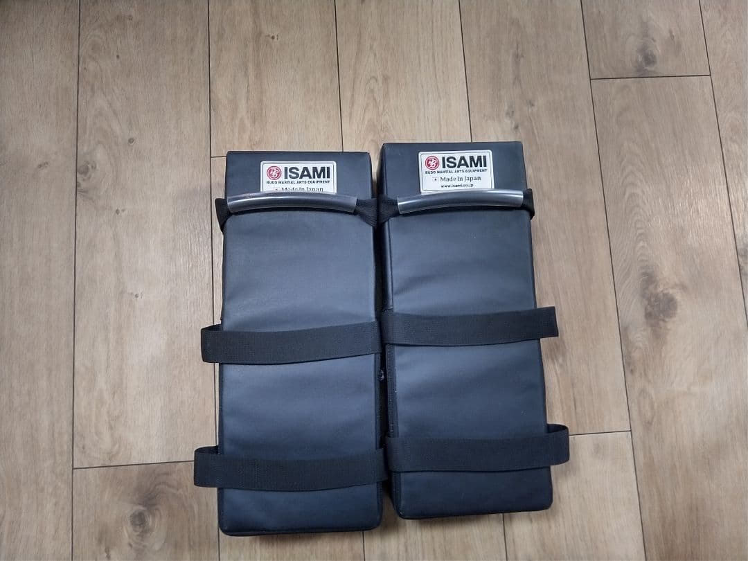 ISAMI キックミット 黒