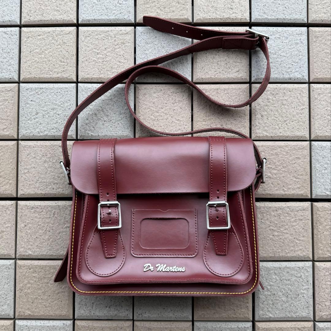 ドクターマーチン 11インチ レザー サッチェルバッグ チェリーレッド