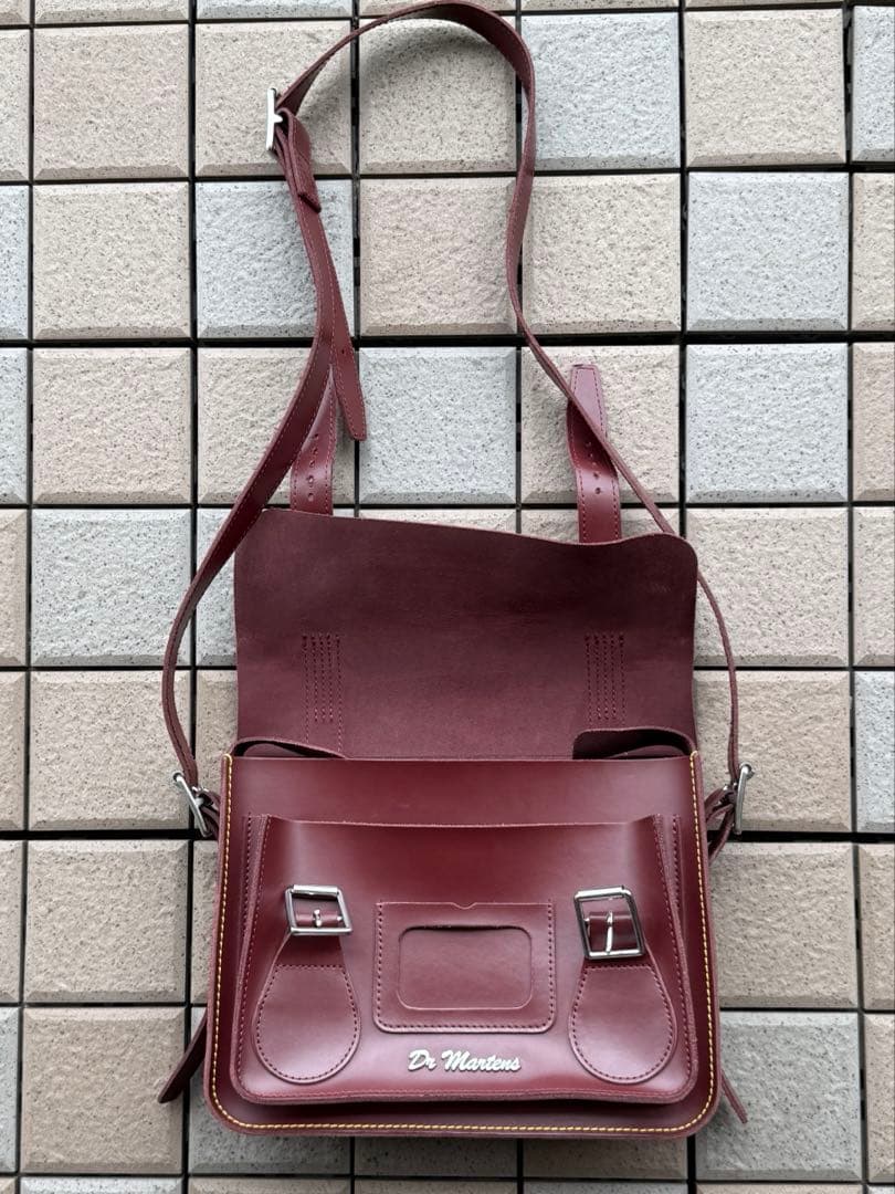 ドクターマーチン 11インチ レザー サッチェルバッグ チェリーレッド
