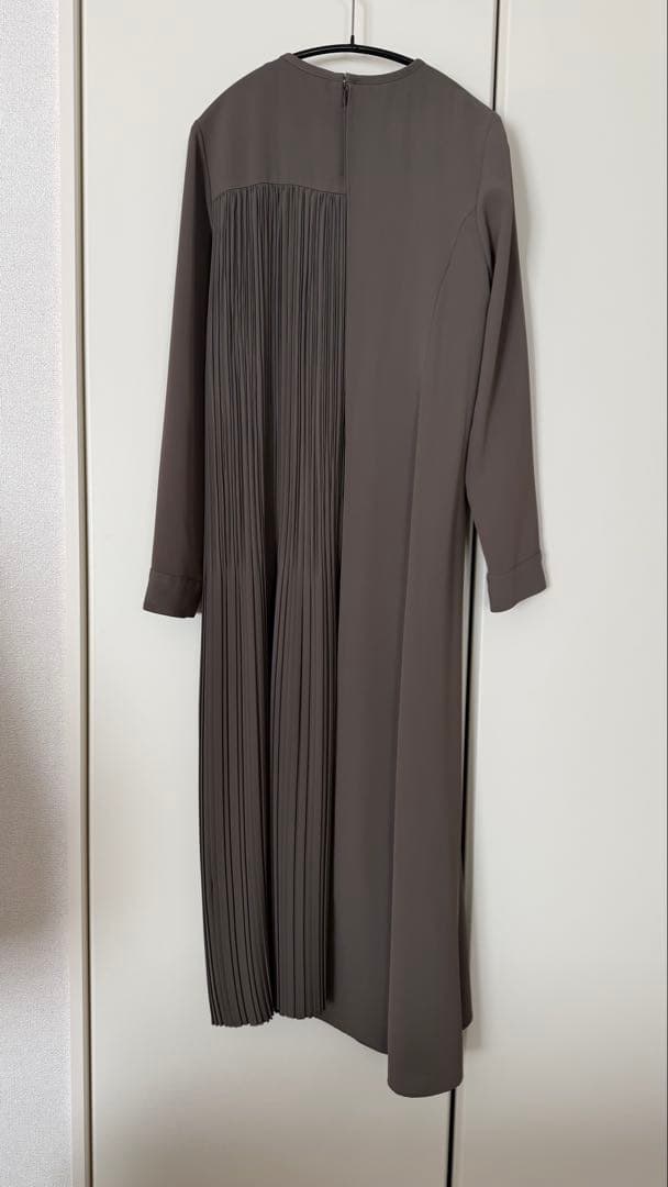 anuans アシンメトリープリーツ長袖ワンピース　フリーサイズ