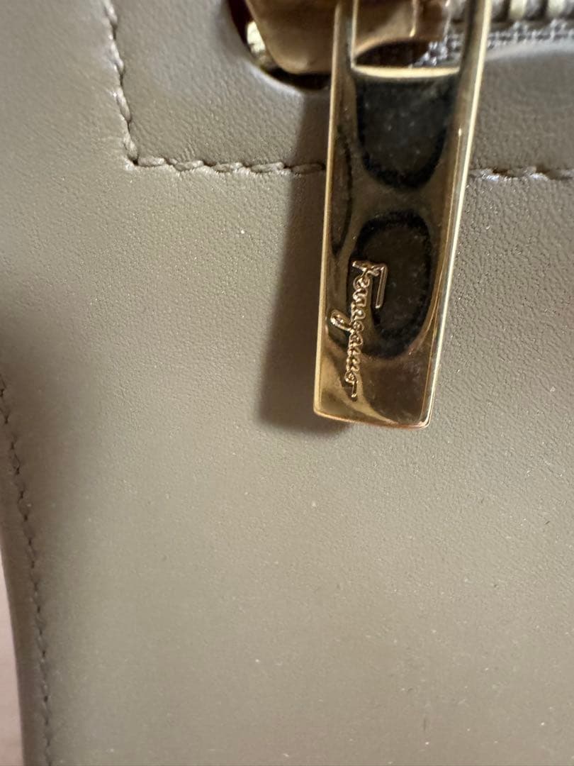 フェラガモ レザートートバッグ ベージュ　ゴールド金具　比較的美品