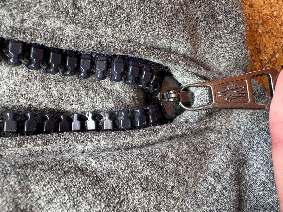 モンクレールグレー フード付きダウンジャケット