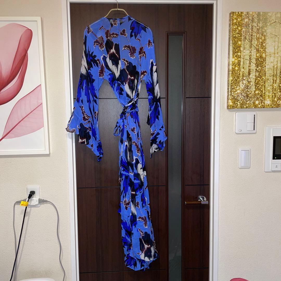 期間限定お値引き(^^)DVF 青系花柄 長袖ラップロングドレス