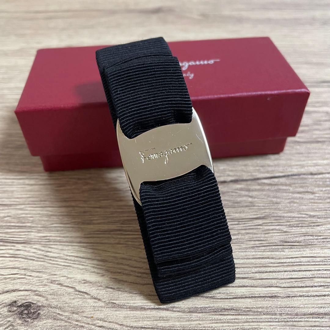 美品♡フェラガモ　バレッタ　リボン　ヴァラ　ブラックゴールド