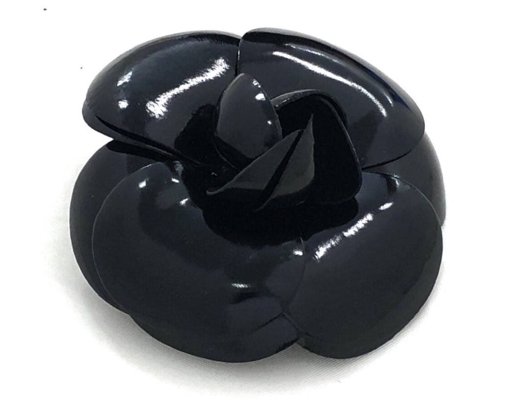 T01/156 CHANEL シャネル ブローチ カメリア CCマーク パテント