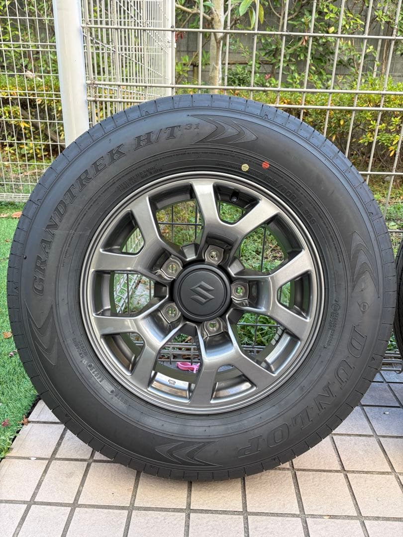 ジムニーシエラ　ノマド　新車外し　タイヤ4本セット　未使用　センターキャップ有