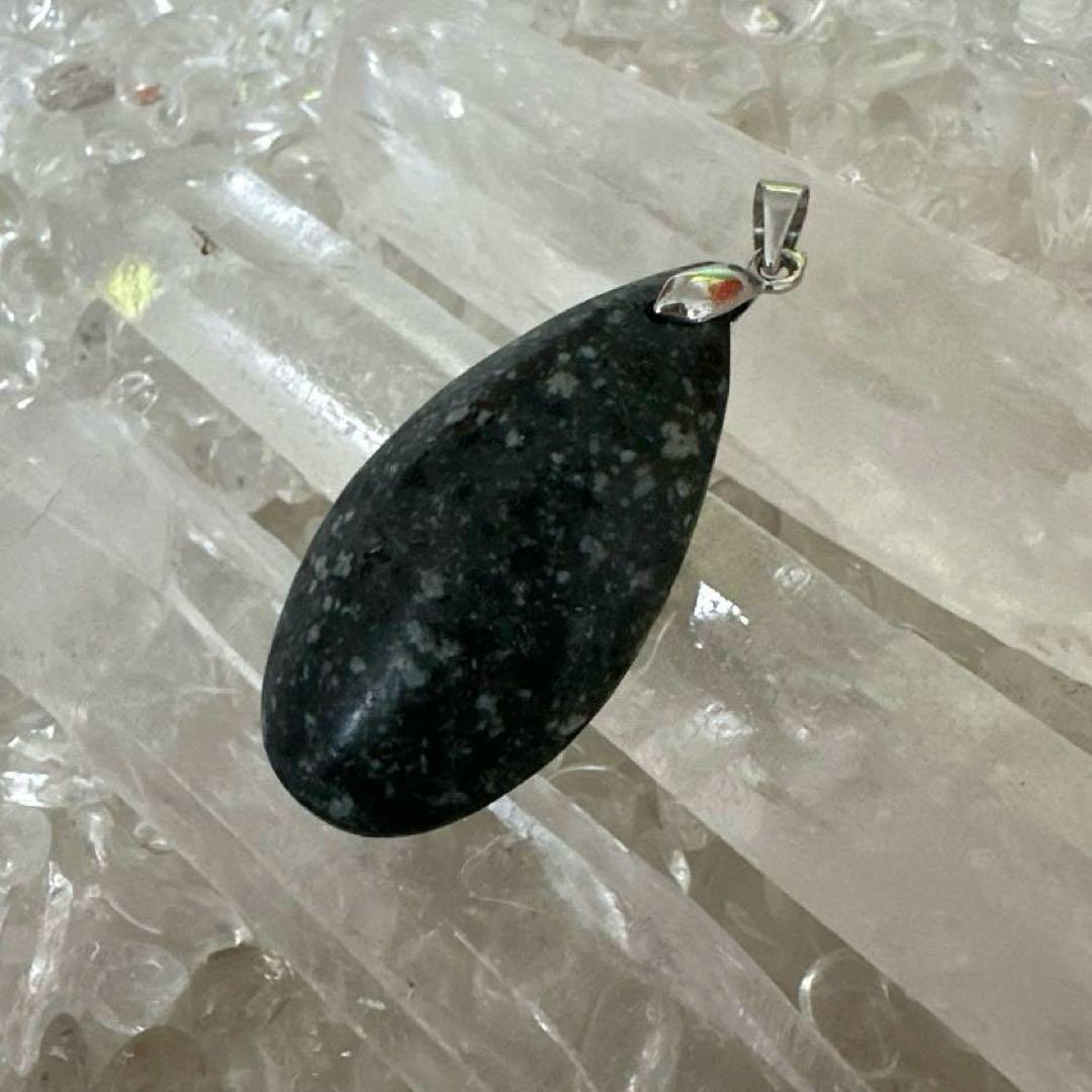 希少【黒遠野】 ご縁のある方に届く別格霊石 宇宙の根源波動と共鳴する遠野角閃石