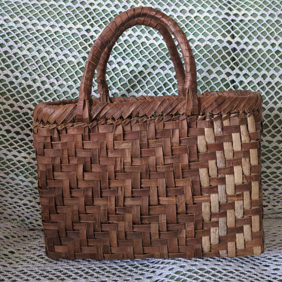胡桃素材のブラウンかごバッグ