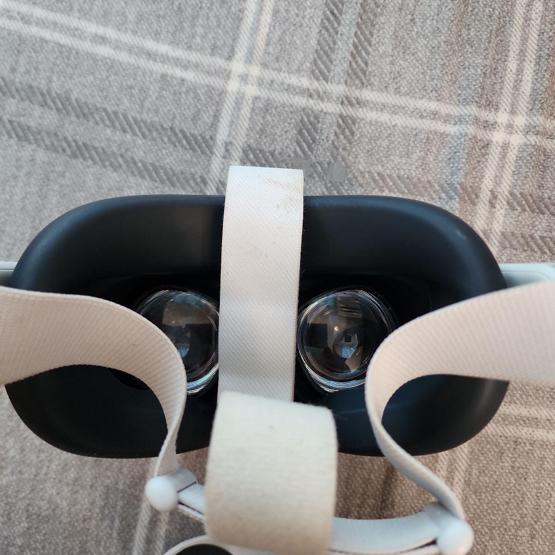  Quest 2 VRヘッドセットとコントローラー