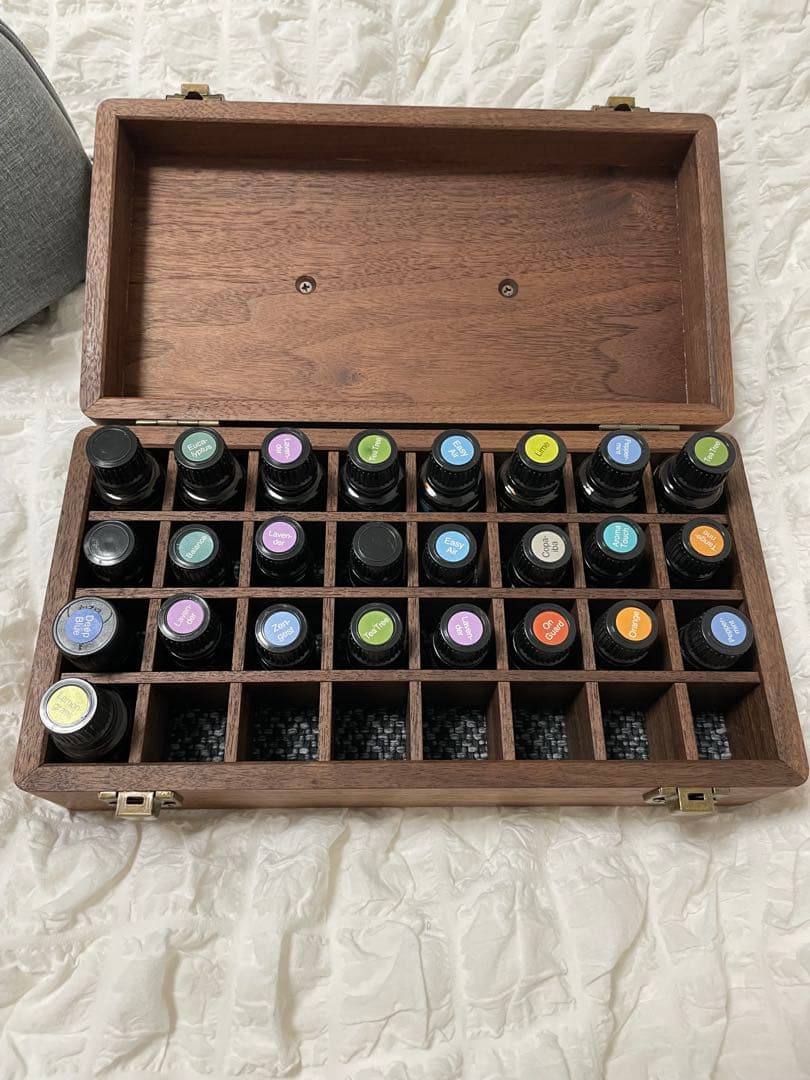 doTERRAエッセンシャルオイル　ケースとディフューザー付き