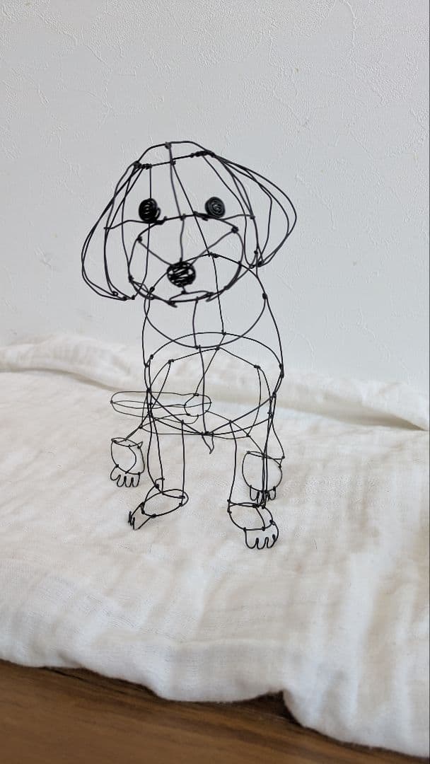 こっち見てるトイプードルのワイヤーアート