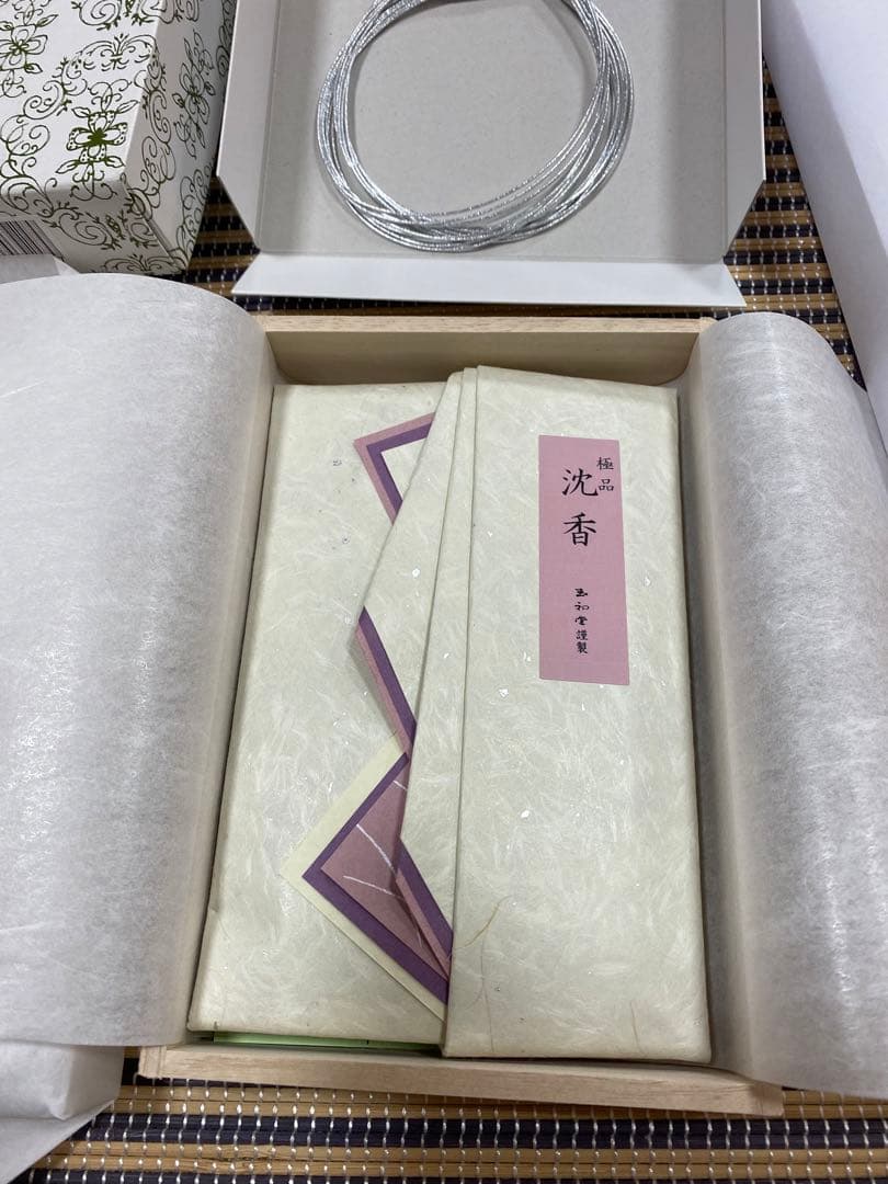 玉初堂 極品沈香刻30g 進物用たとう紙桐箱入 【価格相談不可】