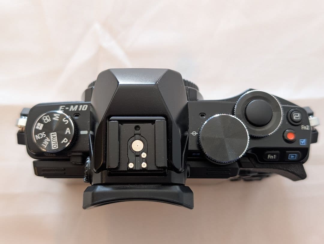 OLYMPUS OM-D E-M10 Wズームレンズキット