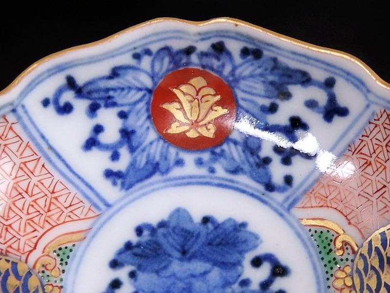 大聖寺伊万里　染錦　青海波に毘沙門亀甲紋　花の図　豆皿　E187AS-CIm