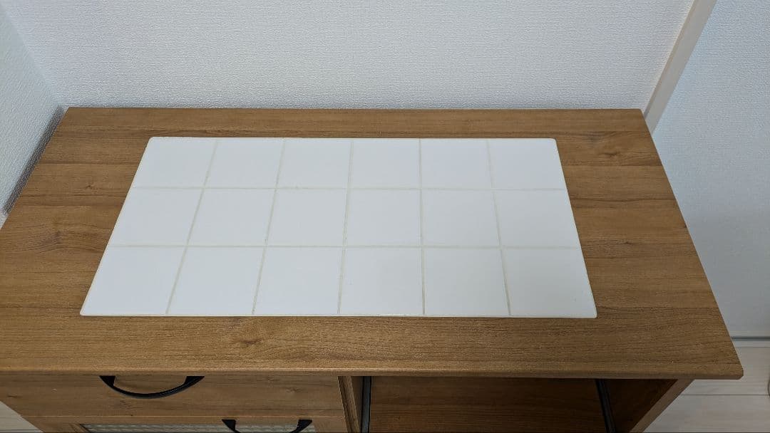 ライトブラウン 食器棚 タイル調天板