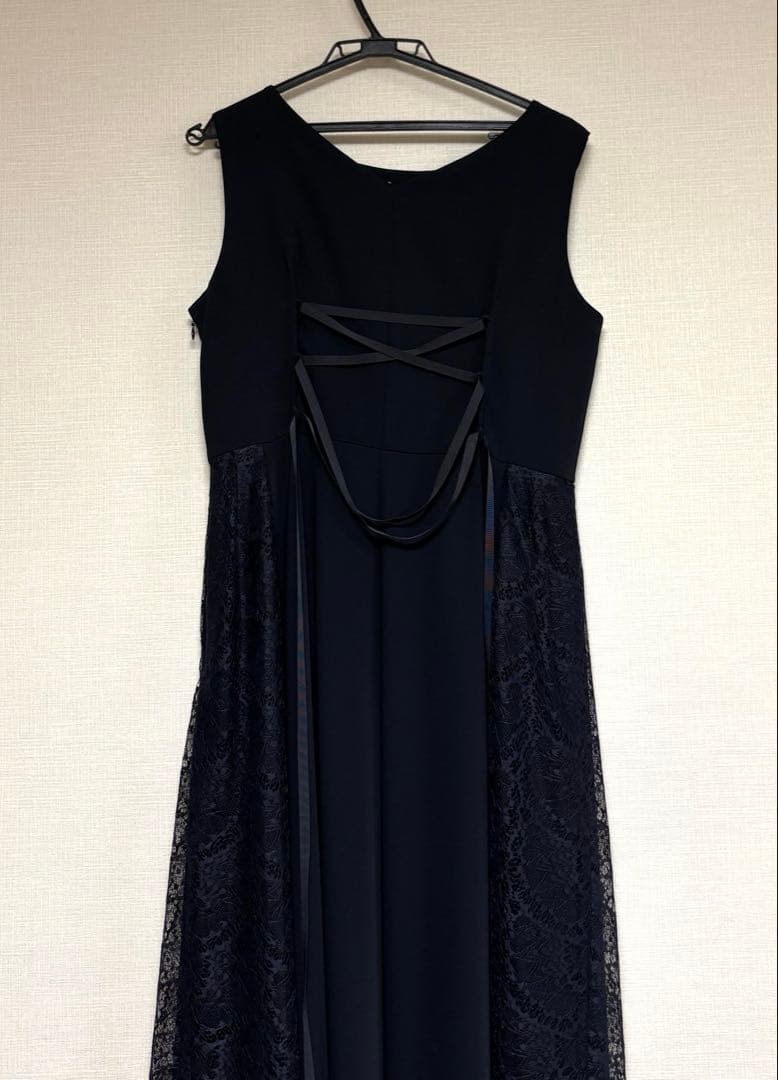 【エメ2025 一回着用】サイドレースフィット&フレアノースリーブドレス