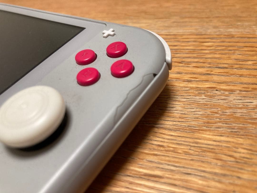 Switch Lite 剣盾仕様　スイッチライト　本体割れあり