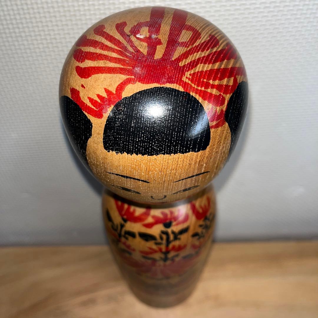伝統こけし　⭕️超レアダルマと赤色菊花と唐草模様　木地山　現代の名工　小椋久太郎
