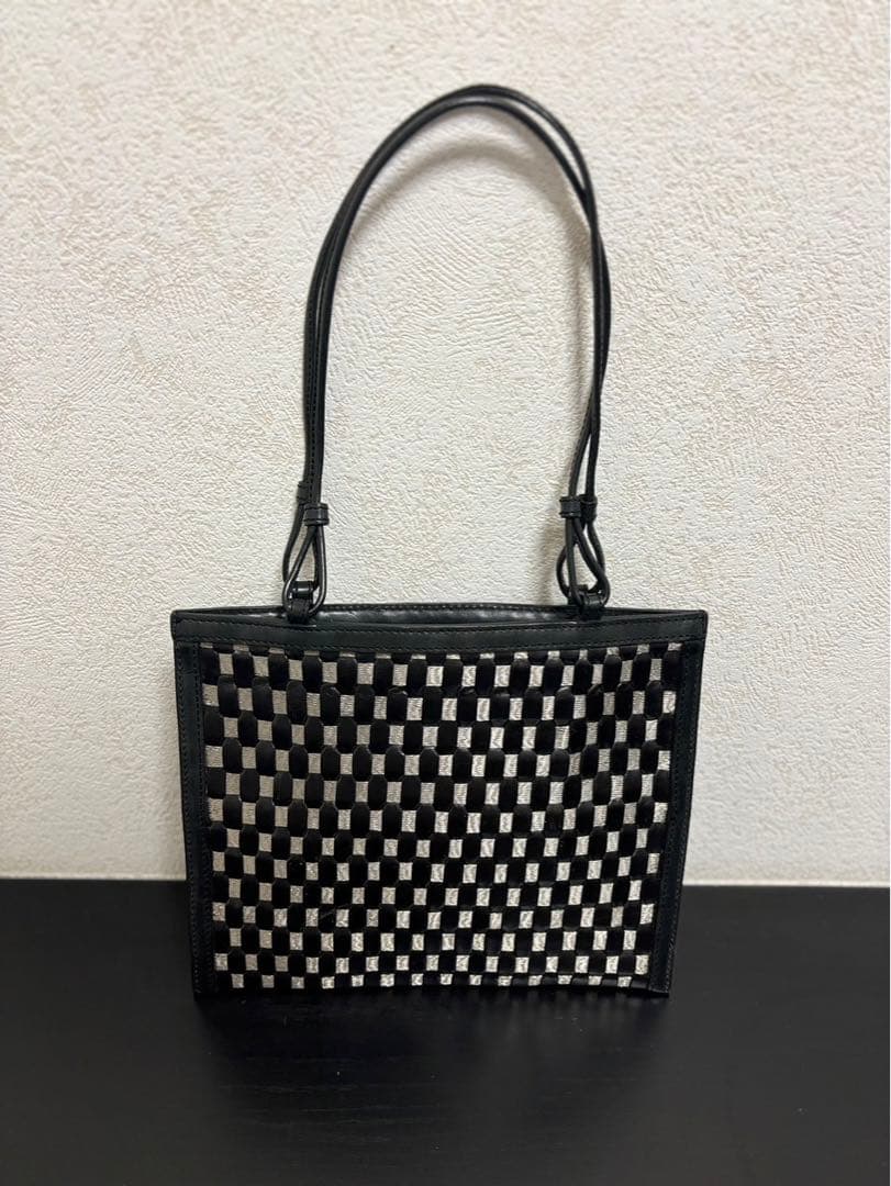 bbyaywaterr:Valextra: 薄型メッシュパーティバッグ、