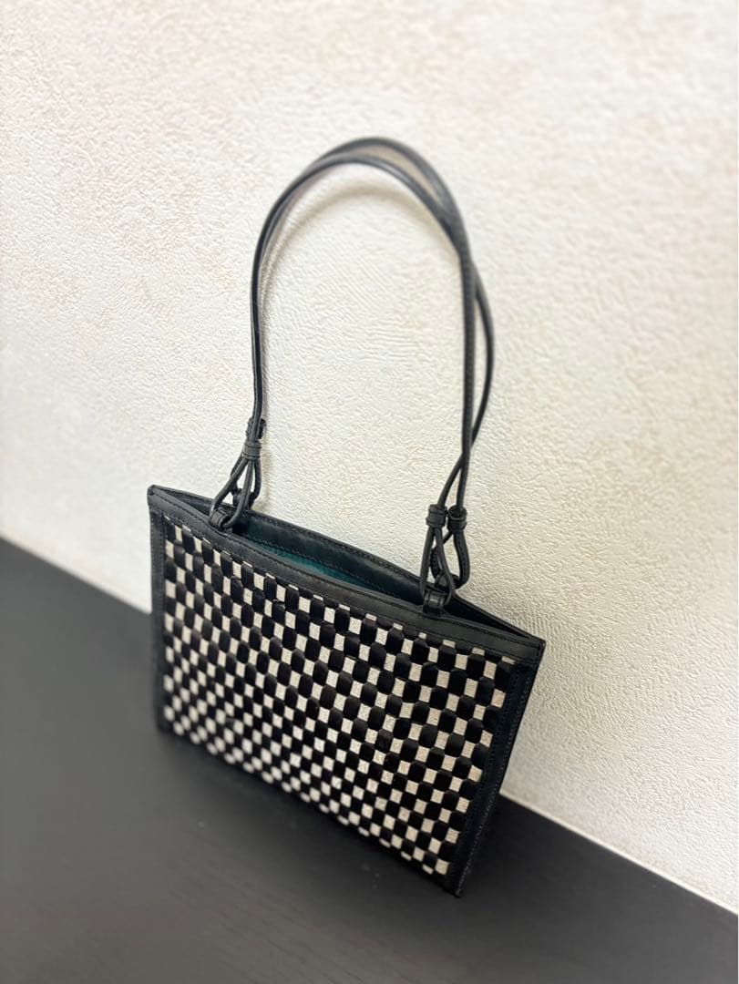 bbyaywaterr:Valextra: 薄型メッシュパーティバッグ、