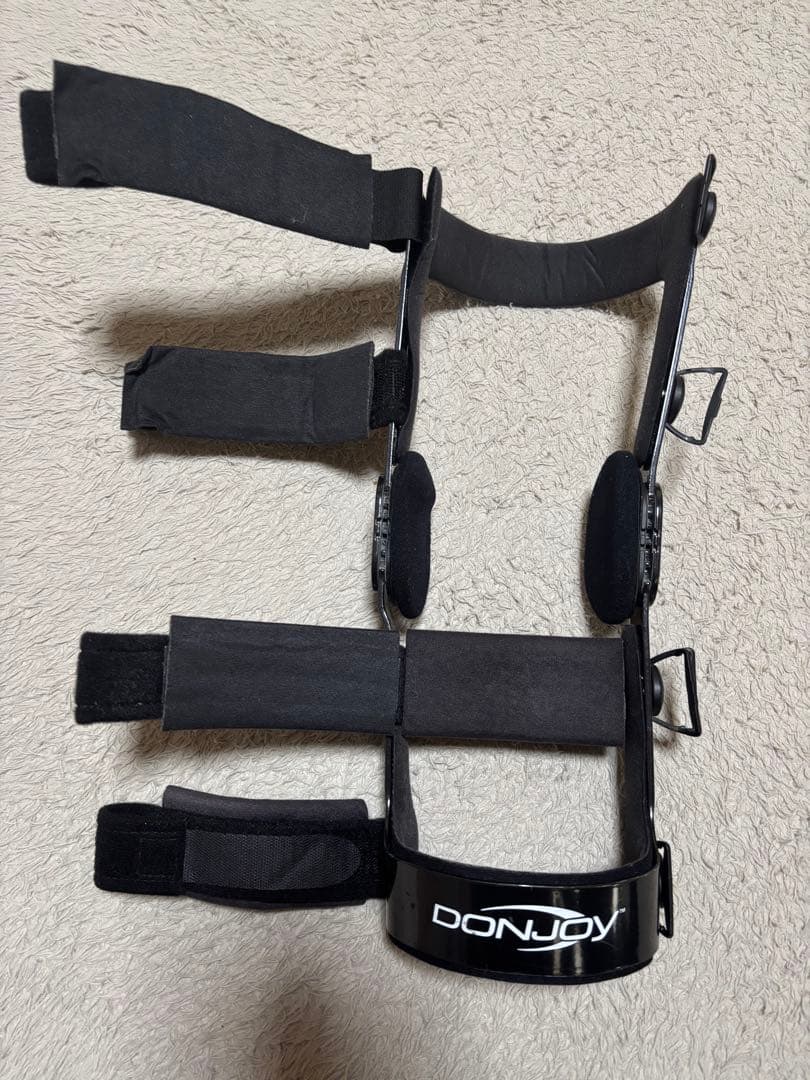 ドンジョイ　Donjoy 右足　M サイズ ブラック 調整可能　右足用