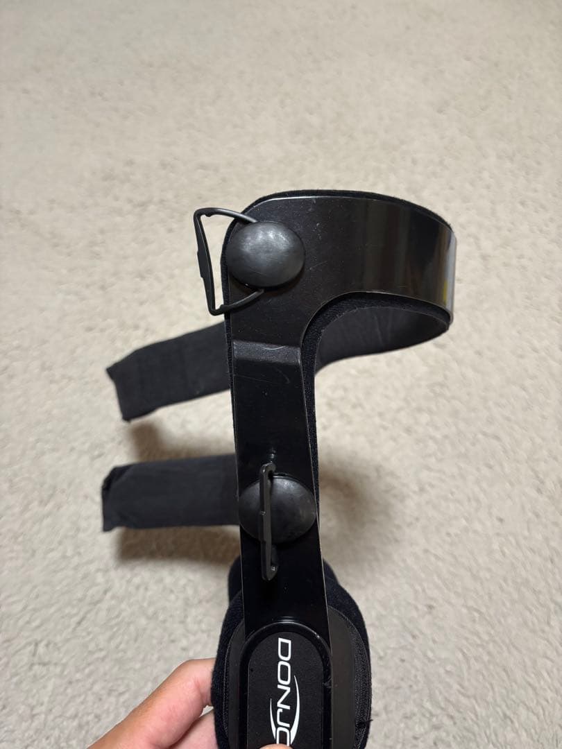 ドンジョイ　Donjoy 右足　M サイズ ブラック 調整可能　右足用