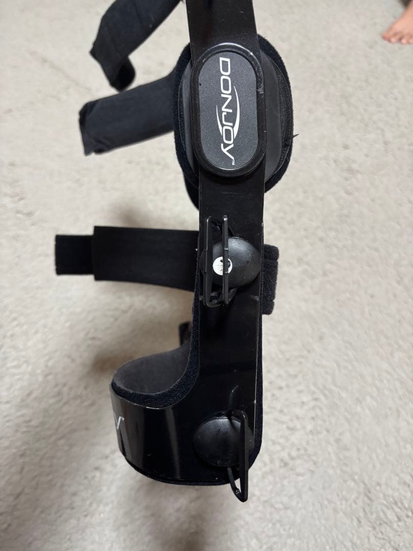 ドンジョイ　Donjoy 右足　M サイズ ブラック 調整可能　右足用