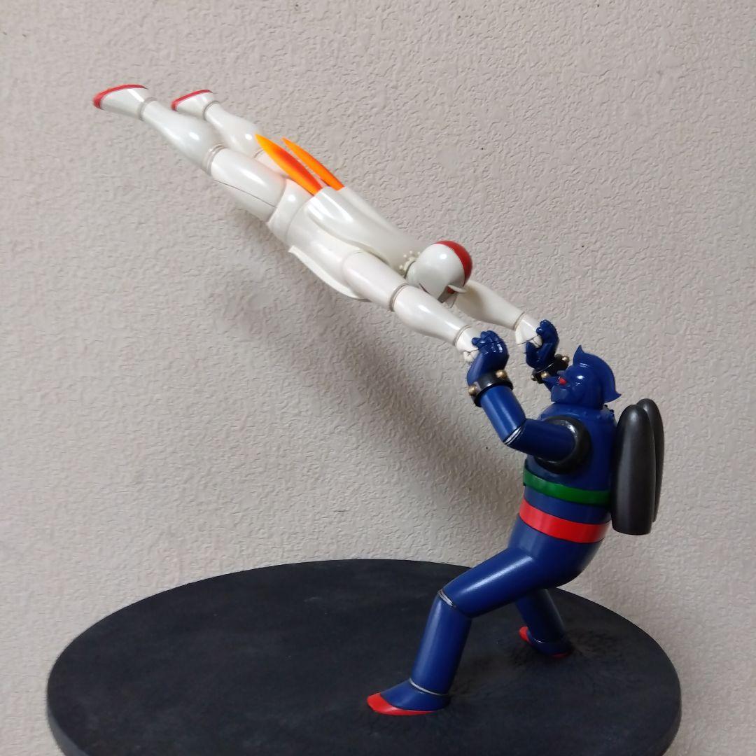 鉄人28号対バッカスのアクションポーズ