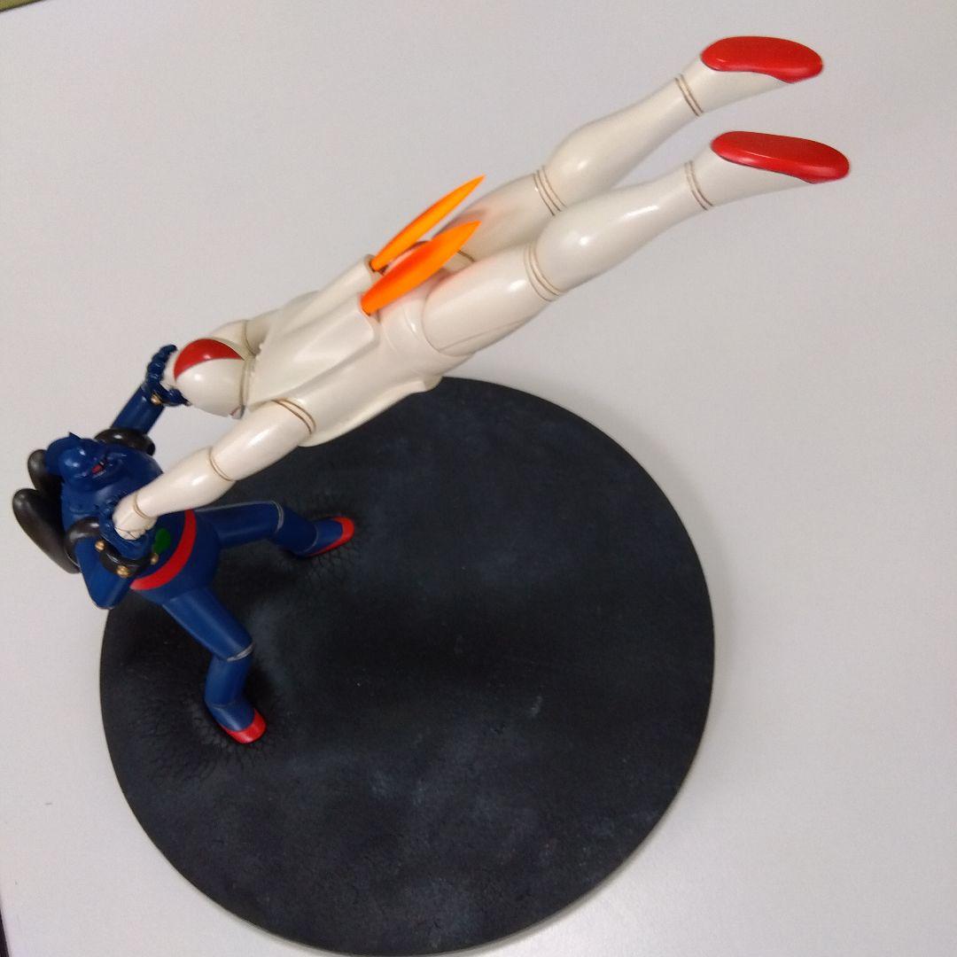 鉄人28号対バッカスのアクションポーズ