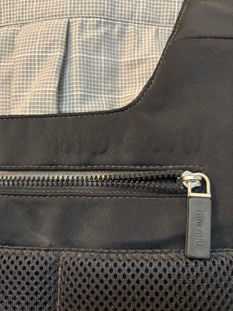 k*i様 OLDミュウミュウ・MIU MIU黒色ベスト型バッグ・2000年代購入