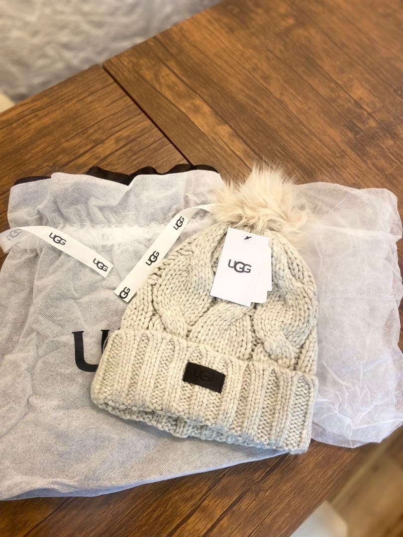 【新品】UGG ニット帽 ケーブルビーニー ポンポン付き ライトグレー O/S