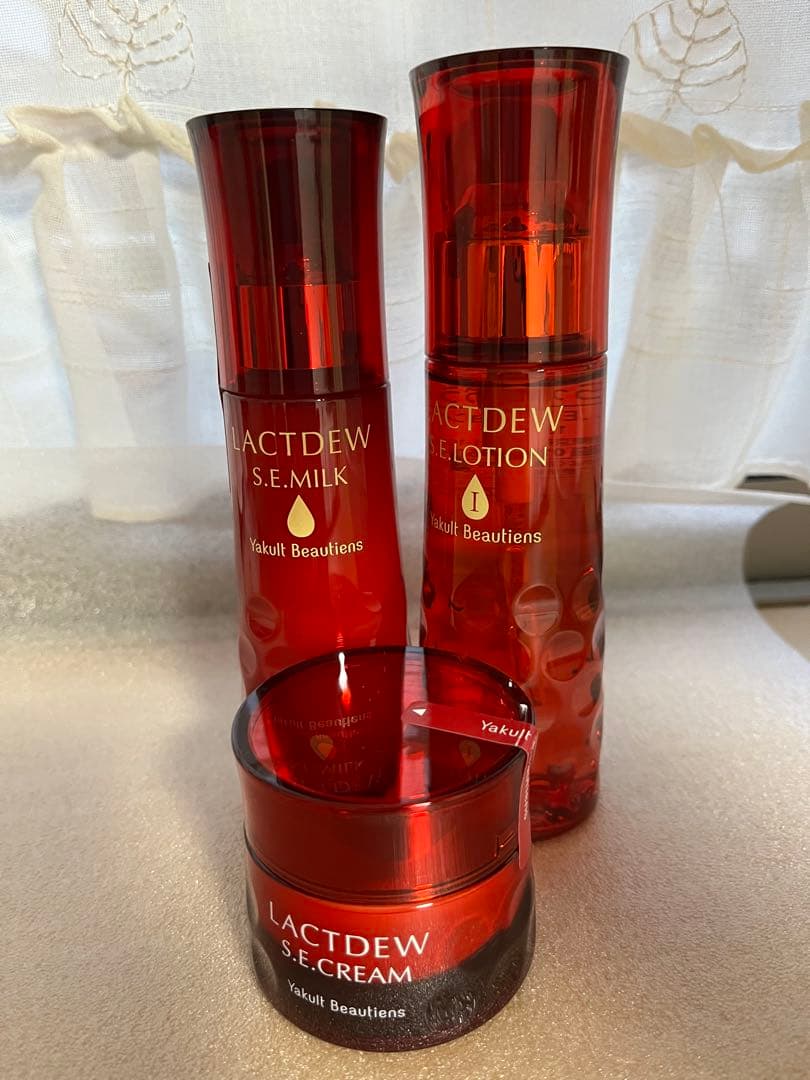 ヤクルト新商品　新品　ラクトデュウローションI ミルク　保湿クリーム３点セット