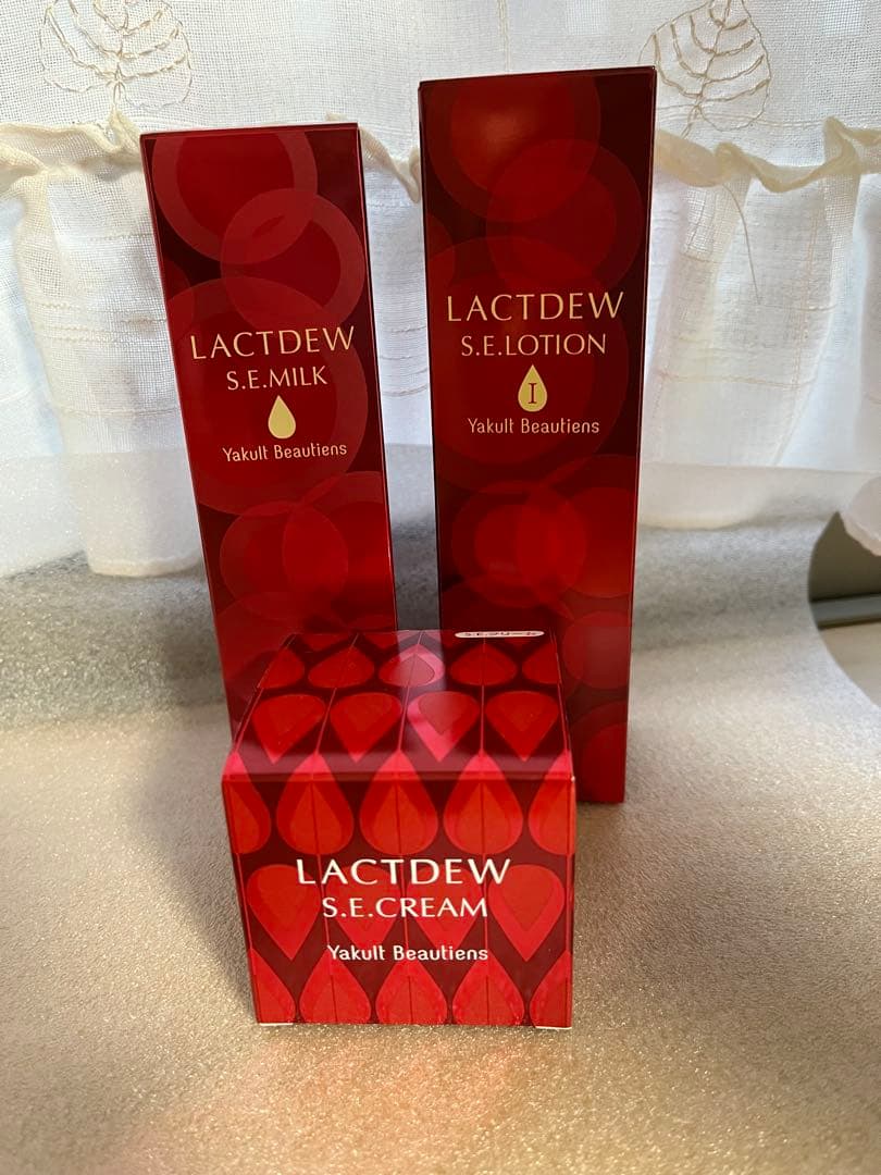 ヤクルト新商品　新品　ラクトデュウローションI ミルク　保湿クリーム３点セット